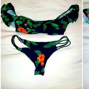 Cheeky Bottom Ruffled Off Shoulder Palm Leaf & Hibiscus Tropical Bikini. 🌴🌺👙